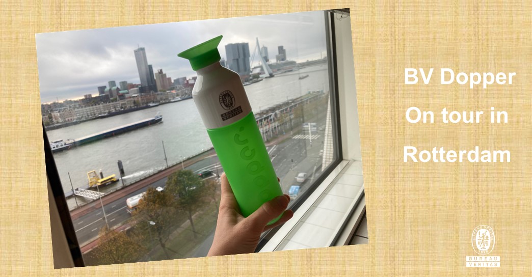Voor International Charity Day begin september hebben wij onze collega's dit jaar uitgedaagd voor een waterchallenge. De meest 'out of the box' ideeën maakten kans om een Bureau Veritas Dopper te winnen. Op de foto zie je een van de Doppers tegen de skyline van Rotterdam.