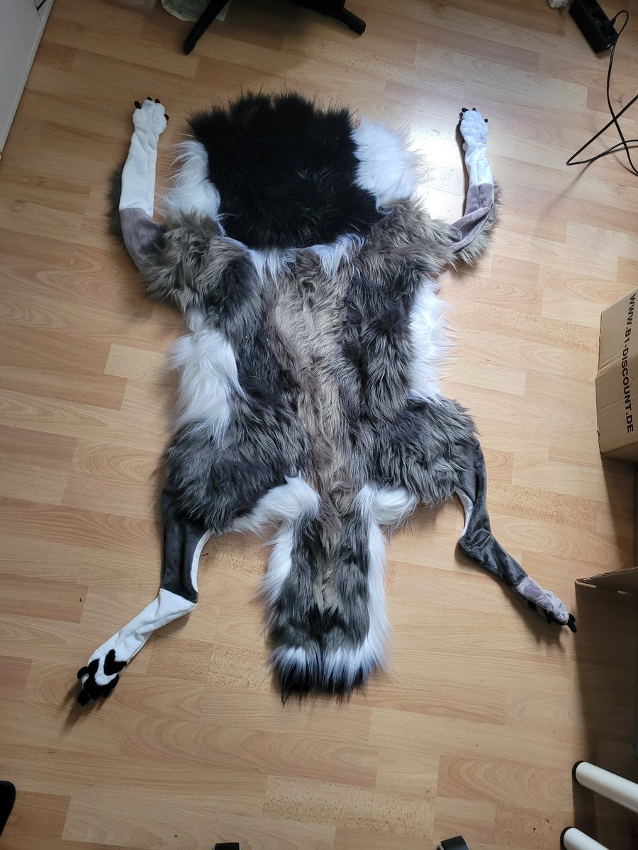 highwinds2c's tweet image. Wip for this lifesize wolf plush. Body sausage form achieved. 
#plushmaker #wolfplush #handmade