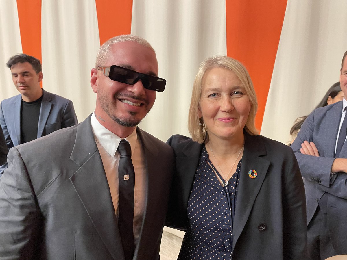 pnud's tweet photo. .@ulrikamodeer, nuestra Directora de la Oficina de Relaciones Externas y Promoción, se une a @pvblicF para felicitar a @jbalvin por el Premio Impacto Latino por su trabajo en #SaludMental a través de la aplicación 🤳 “Oye”.

Descúbrela aquí: https://t.co/u69sNNboJ4 #LIS2022 https://t.co/hN99MT8396