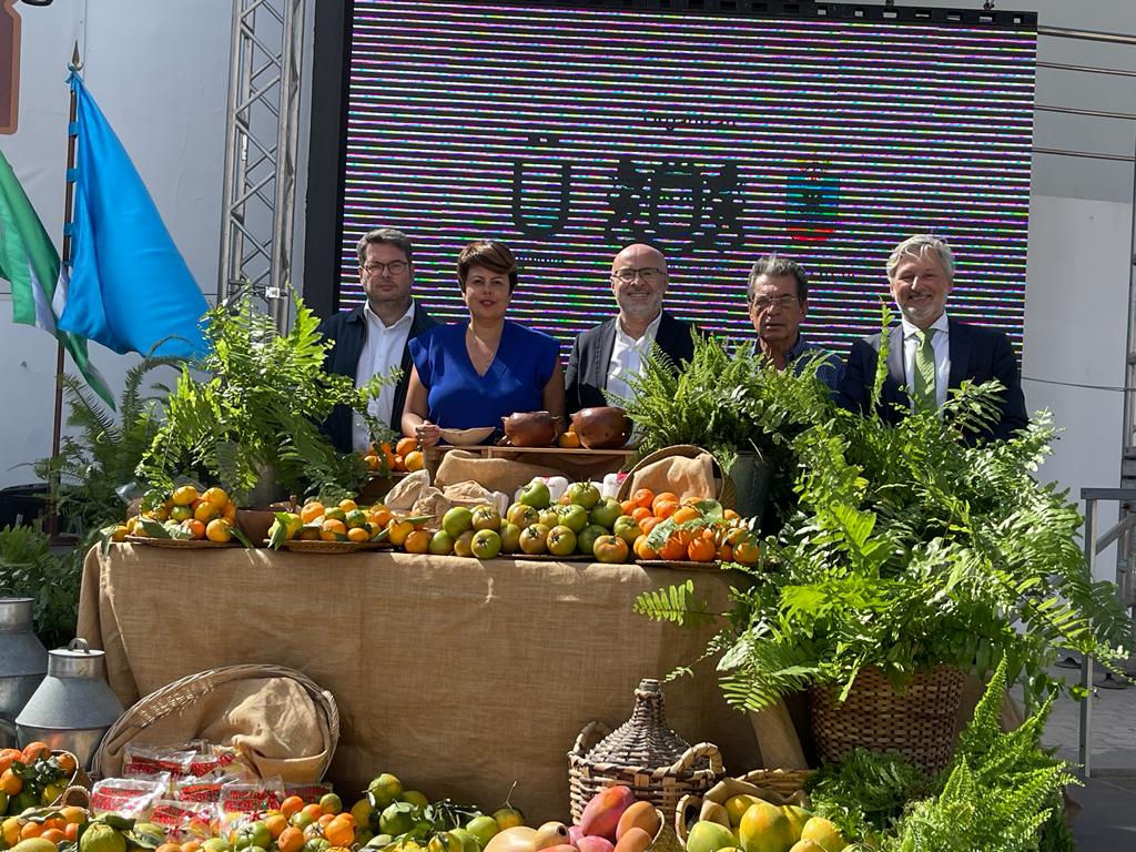 CamaraGCanaria's tweet photo. 📸Los representantes de la @CamaraGCanaria, su vicepresidente y presidente de Comercio Interior, junto a la consejera de @comercioGC, en la inauguración de la @Feriadelsureste que comienza hoy en Vecindario✨el mayor escaparate artesanal y de productos #Km0 de #GranCanaria. https://t.co/ZRJ78Pagcf