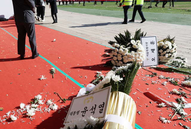 koryodynasty's tweet photo. Today at the Itaewon disaster altar in Seoul Plaza, a woman who identified as the mother of one of the victims threw the condolence wreaths from president Yoon Suk-yeol etc on the floor, asking why the children could not be protected, and demanding an apology. She was taken away. https://t.co/kjTZi79aV7