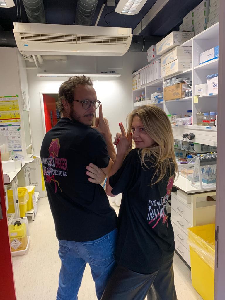Devon Conti (@devoana1) on Twitter photo Updated team pic <a href="/PhagePasteur/">Bacteriophage Lab Institut Pasteur</a> !
Featuring our personalised phage t-shirts "I have always been bigger than I was supposed to be" designed by M2 student Quentin as a departure gift 🥳😎 Updated team pic <a href="/PhagePasteur/">Bacteriophage Lab Institut Pasteur</a> !
Featuring our personalised phage t-shirts "I have always been bigger than I was supposed to be" designed by M2 student Quentin as a departure gift 🥳😎