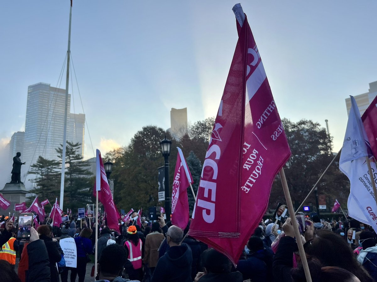 hannahelisema's tweet photo. An attack on the labour rights of some is an attack on all workers. Solidarity with education workers! Ontario deserves better funding and support for our education system. https://t.co/jEfKUTxdef