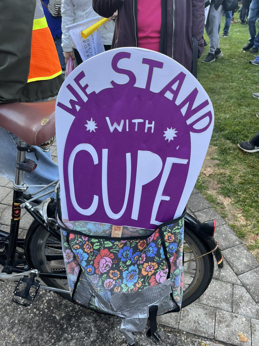 hannahelisema's tweet photo. An attack on the labour rights of some is an attack on all workers. Solidarity with education workers! Ontario deserves better funding and support for our education system. https://t.co/jEfKUTxdef
