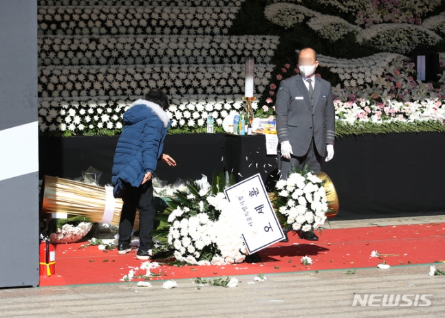 koryodynasty's tweet photo. Today at the Itaewon disaster altar in Seoul Plaza, a woman who identified as the mother of one of the victims threw the condolence wreaths from president Yoon Suk-yeol etc on the floor, asking why the children could not be protected, and demanding an apology. She was taken away. https://t.co/kjTZi79aV7