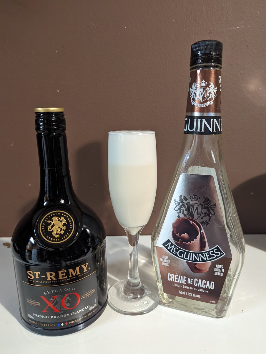 Svenology1's tweet photo. GOOOOOD MORNING #OTTAWA!
Here another tasty treat you should try!
Grab an absolutely delicious
Brandy Alexander for lunch!
1 oz Brandy
1/2 Dark ( I prefer white) Creme de cacao
2 oz milk
Shake with ice, strain and enjoy!
#hos2080 #acbartending1 #cocktails https://t.co/6FFtWwTGPJ