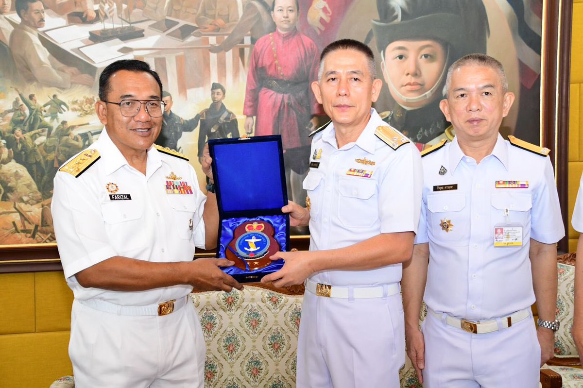 MPA_Barat's tweet photo. A call on Commandant Sattahip Naval Base - VADM Sutin LayCharoen by Rear Admiral @fmyeor today strengthening friendship between RMN and @prroyalthainavy
@tldm_rasmi
@Mawilla_1
@KAMARUDDIN_OMAR
#NavyNews
#RED22
#DefenceDiplomacy https://t.co/Vbu5Ck9mSs