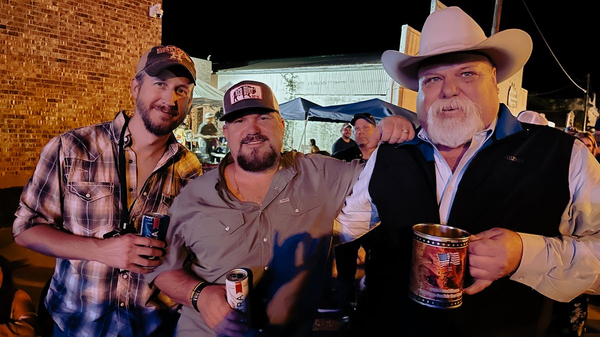 NickRussellTX's tweet photo. FAN FRIDAY!
We are thankful for our fans. https://t.co/rgBJChMJA9