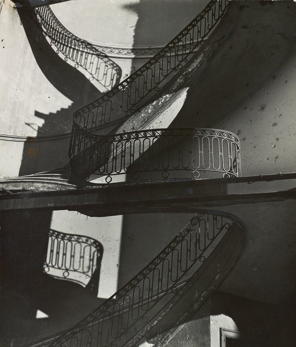 AestheticaMag's tweet photo. #CollectionHighlights @MuseumModernArt | Bill Brandt, 'Bombed Regency Staircase, Upper Brook Street, Mayfair' (c. 1942)
Decorative rails form an endless loop in a shadowy building. From a series recording 20th century Britain – including realism and abstraction. https://t.co/OHu1zNV4ng
