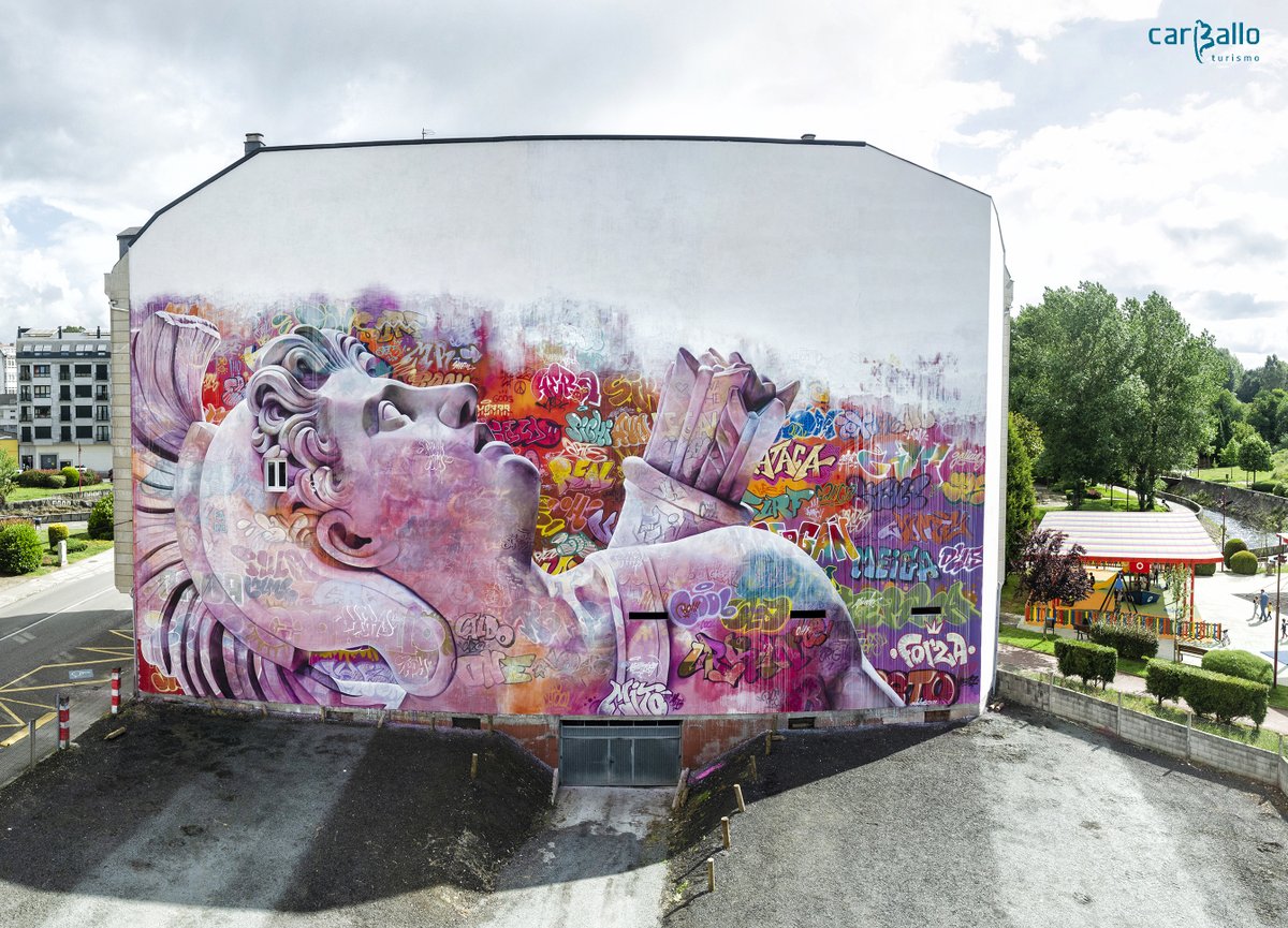 Feliz sábado! Aproveitamos sempre o comezo da finde para recomendarvos que descubrades os nosos murais! 🎨Hoxe propoñémosvos que visitedes toda a zona arredor do Pazo da Cultura, onde está, entre outros, este mural de <a href="/pichiavo/">PichiAvo</a> 
📷AL Crego

#Carballo #CarballoMola #StreetArt