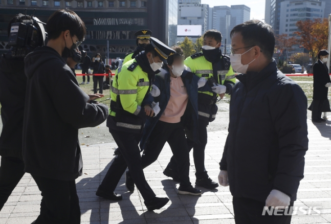 koryodynasty's tweet photo. Today at the Itaewon disaster altar in Seoul Plaza, a woman who identified as the mother of one of the victims threw the condolence wreaths from president Yoon Suk-yeol etc on the floor, asking why the children could not be protected, and demanding an apology. She was taken away. https://t.co/kjTZi79aV7