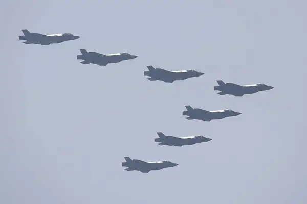 Elpoliticonews's tweet photo. 🇰🇵🇰🇷#URGENTE | Tensión entre Corea Del Norte y Sur: Norcorea despliega cazas MIG cerca de las fronteras surcoreanas, a lo que este responde con la movilización de su flota F-35.

Síguenos para mantenerte informado⬇️:
https://t.co/9iJamvXjnR

#CoreaDelSur #Pyeongyang https://t.co/BA41a7MsKj
