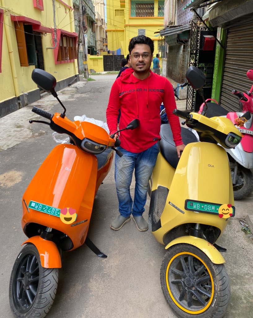 raaj_san's tweet photo. @bhash When I ride my ola scooter on road everyone watching my scooter and appreciate my ola scooter. That’s why mera scooter “Lakhon mein ek”.
@bhash @OlaElectric Can I get this “Lakhon mein ek” T-shirt?
#EndICEAge https://t.co/eBtEFDv7XQ