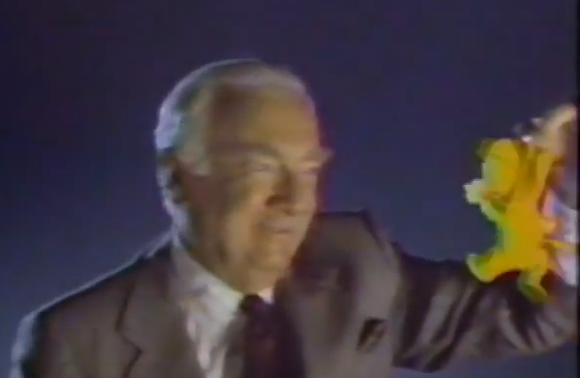Disney_Wiki's tweet photo. Happy Birthday, to the late Walter Cronkite
For Disney, he narrated the Epcot attraction Spaceship Earth from 1986-94.
He also hosted the short, "#BackToNeverLand" at The Magic of Disney Animation attraction alongside Robin Williams. He would later be spoofed by Genie in #Aladdin https://t.co/DKyqlOuq0S