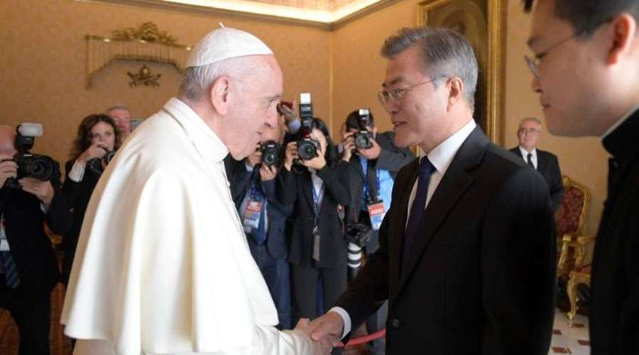 Pato99R's tweet photo. El cuerpo técnico y los jugadores de Corea del Sur agradecen a @Pontifex por recibirnos en la antesala de la final del mundial.
Que la gente crea.
#coreapositivo #btsfandom #pazporcoreadelnorte #nodesenchufenlasheladeras #lafemuevemontañas
#creeleylosera https://t.co/uUIqKSu7uB
