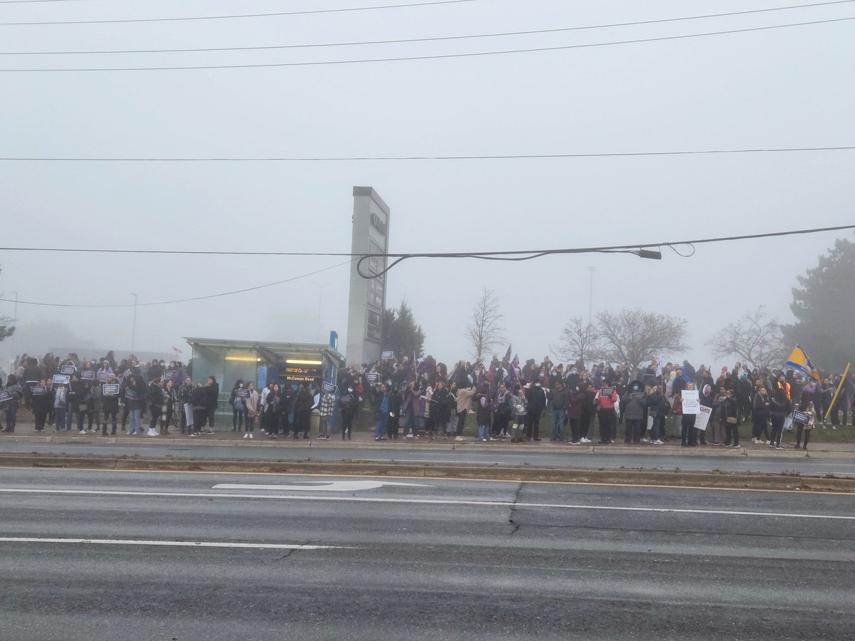 CLP_OFL's tweet photo. Standing in solidarity with Education Workers on the picket line at CF Markville Mall, on Hwy 7 in Markham. The Ford government has to stop the bullying tactics. Hands Off Workers' Rights! #39KIsNotEnough #OnLab #OnPoli @osbcucscso @CUPEOntario @OFLabour https://t.co/aSkEWz6TvK