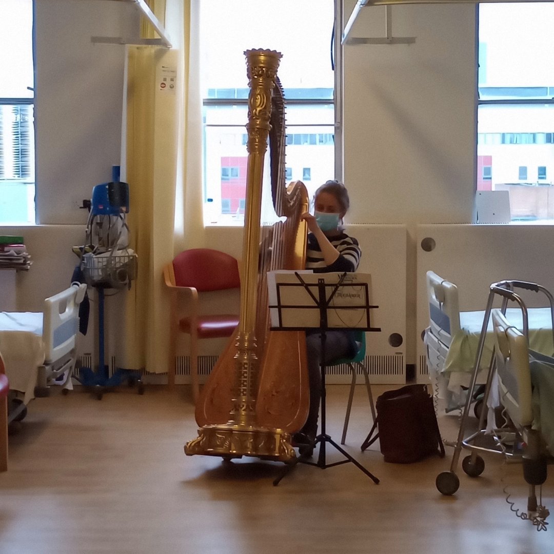 CUHArtsNHS's tweet photo. Another magical moment from CUH Sounds, this time featuring harp player Rosanna Rolton from @BrittenSinfonia enlivening our hospitals @cuh_nhs with music on Wednesday.
#musicinhospitals #artshealthwellbeing #Excellent #CUHArts #CUHSounds https://t.co/NzIEygMhN8