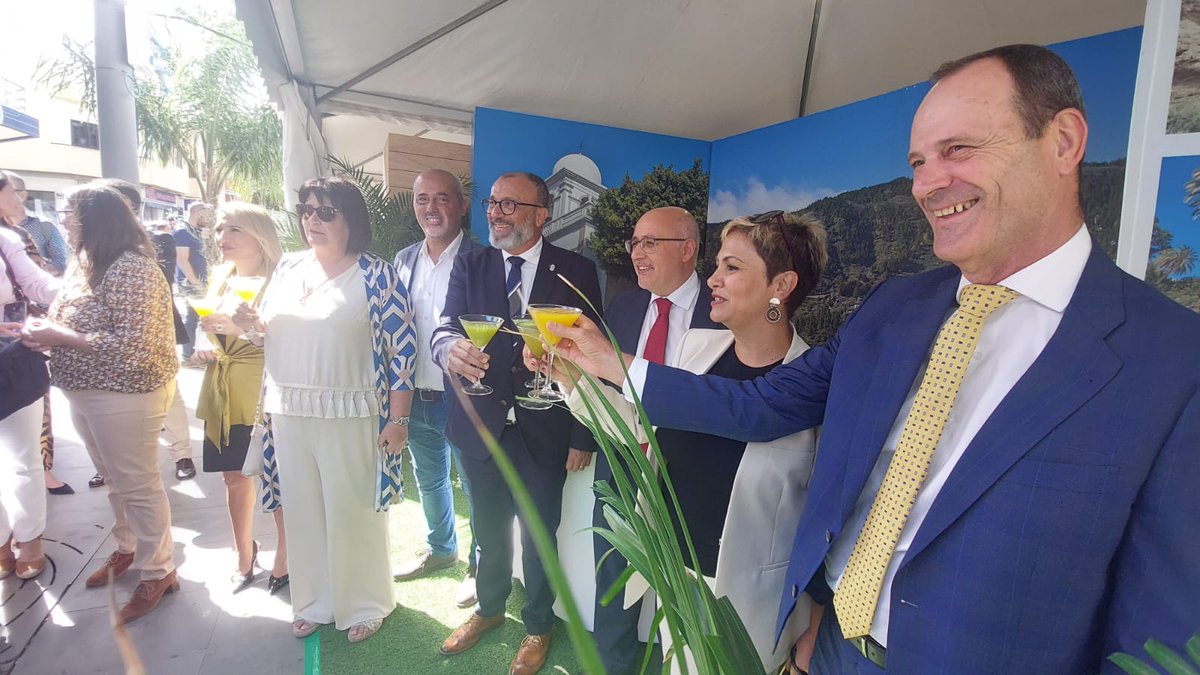 RamonMoralesQ's tweet photo. Esta mañana ha tenido lugar la inauguración de la @Feriadelsureste, que cumple su 18º edición este fin de semana en Vecindario. Más de 160 artesanos, agricultores y productores ocupan este año los 150 puestos ubicados en el municipio. https://t.co/AWmNI2V4tB
