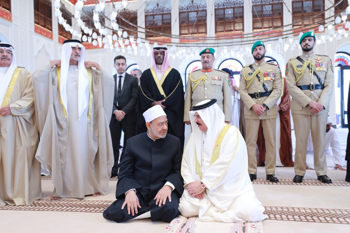 AlAzhar's tweet photo. فضيلة #الإمام_الأكبر أ.د أحمد #الطيب، #شيخ_الأزهر الشريف، رئيس #مجلس_حكماء_المسلمين، يؤدي صلاة الجمعة، في جامع قصر الصخير بالبحرين،  بصحبة جلالة الملك حمد بن عيسى آل خليفة، ملك مملكة البحرين.. https://t.co/C4KWYyaV1X