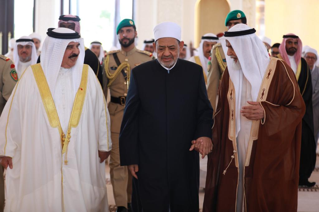 AlAzhar's tweet photo. فضيلة #الإمام_الأكبر أ.د أحمد #الطيب، #شيخ_الأزهر الشريف، رئيس #مجلس_حكماء_المسلمين، يؤدي صلاة الجمعة، في جامع قصر الصخير بالبحرين،  بصحبة جلالة الملك حمد بن عيسى آل خليفة، ملك مملكة البحرين.. https://t.co/C4KWYyaV1X