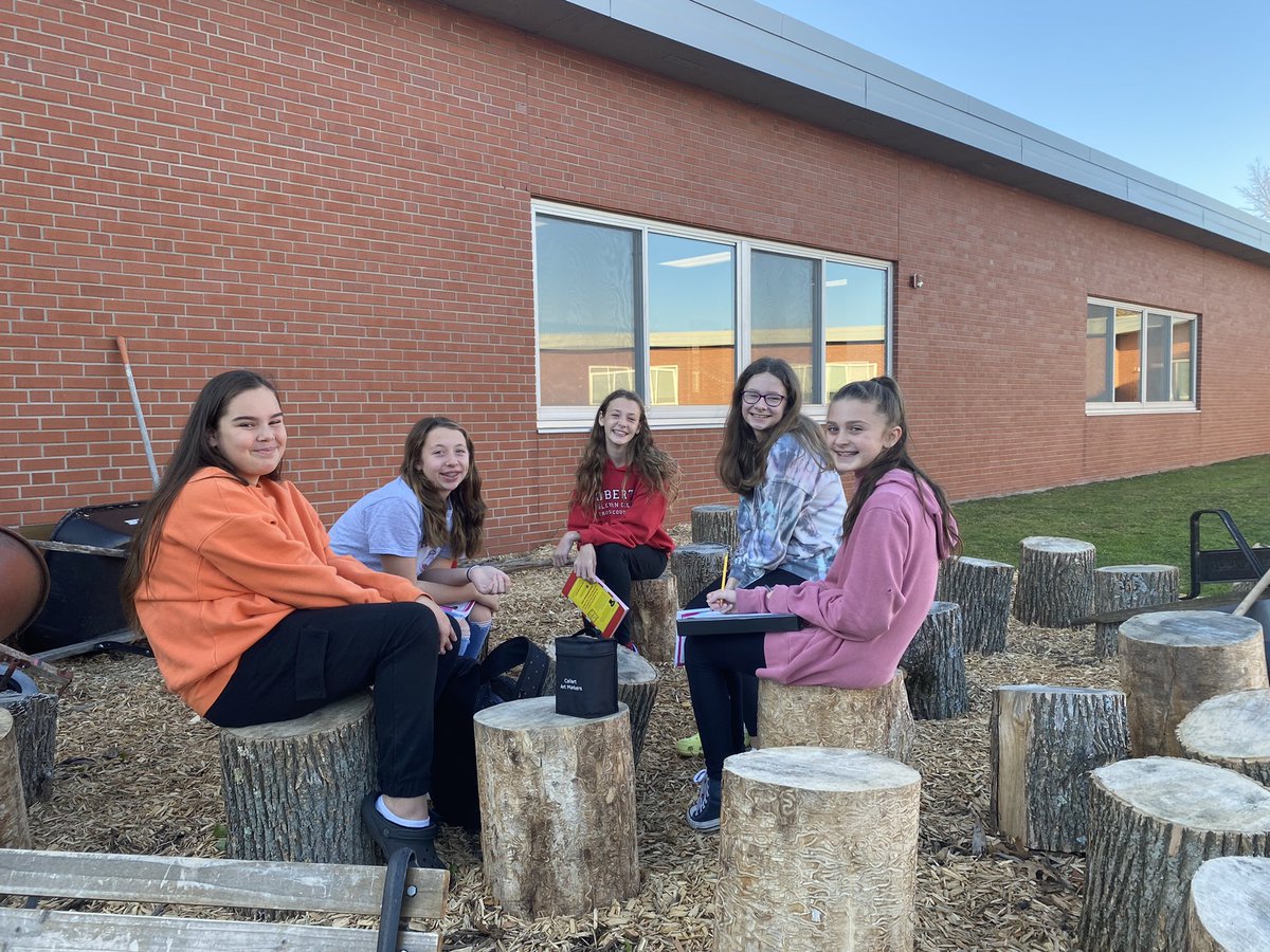 CocuzziArt's tweet photo. Our @GatesChiliMS digital artists are utilizing our outdoor classroom space on this warm November morning. @Lisa_Dorofy @dorothybrenneis https://t.co/nykzRftfGv