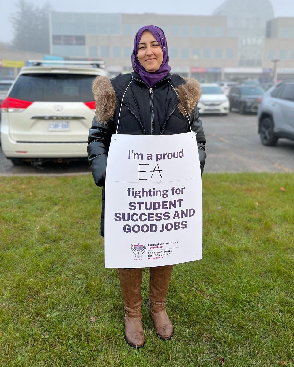 CUPEOntario's tweet photo. Our political protest in Pickering was in full swing as of early this morning!

Members of the community are here to show their solidarity to education workers and let them know that they deserve more! 

https://t.co/Z92gxiA31o

#OnPoli #OntEd #DontBeABully #39KIsNotEnough https://t.co/B4CHwcy597