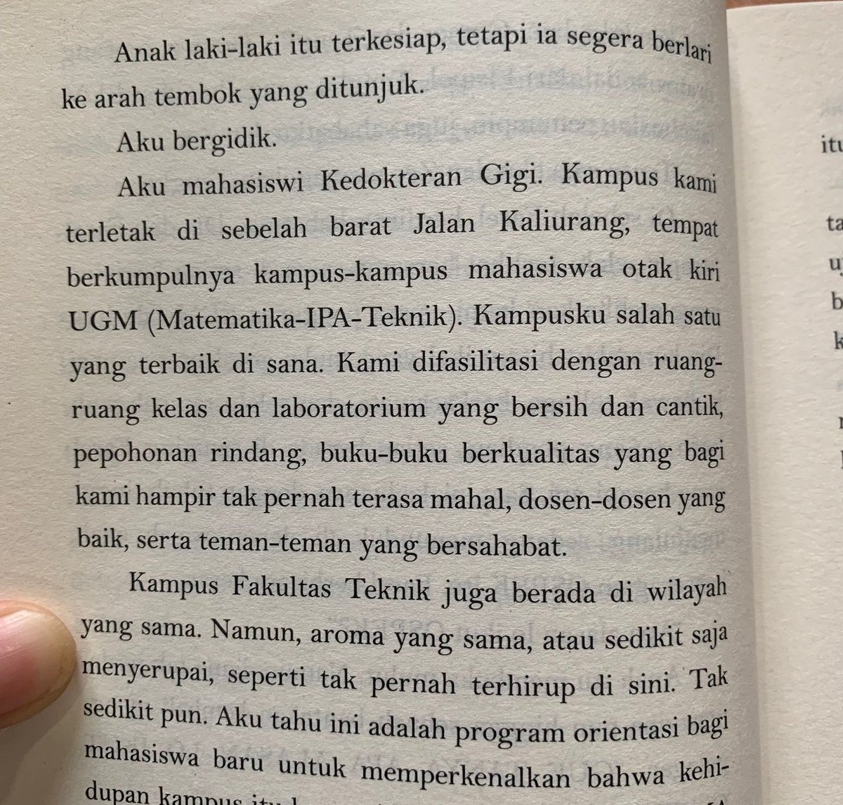 GagasMedia's tweet photo. Baca tweet ini langsung keinget siapa hayooo? 👀
latar tempatnya di UGM, dari jurusan teknik & kedokteran gigi juga xixixi. 🤭 #Notasi https://t.co/R0EYi1LpDT