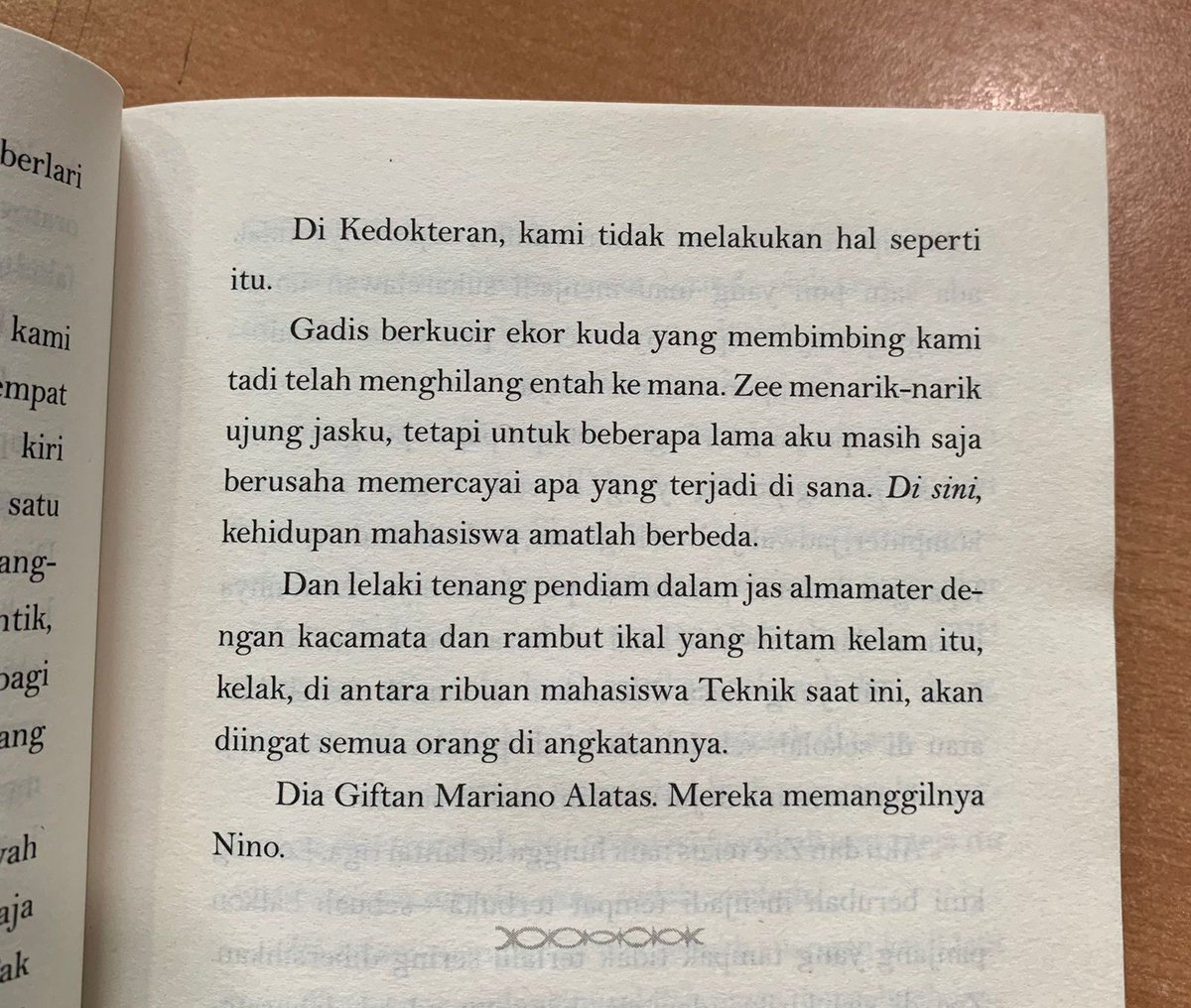 GagasMedia's tweet photo. Baca tweet ini langsung keinget siapa hayooo? 👀
latar tempatnya di UGM, dari jurusan teknik & kedokteran gigi juga xixixi. 🤭 #Notasi https://t.co/R0EYi1LpDT