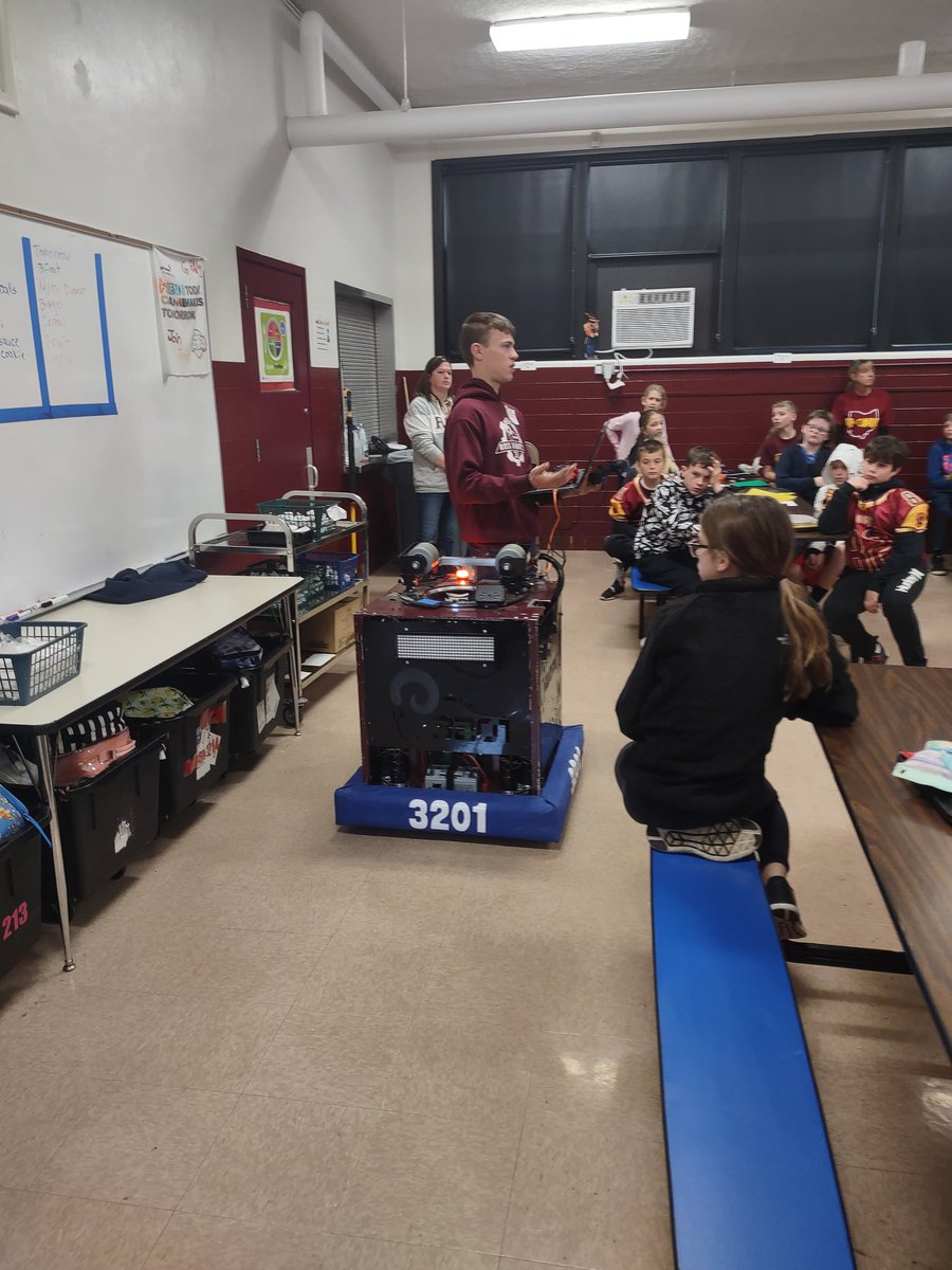 mrskidscount's tweet photo. Our 4th and 5th grade PBL classes enjoyed a fantastic presentation from the @Rambotics3201. Team 3201... Big thanks for sharing your skills and demonstrating stellar leadership! @RossRams1 https://t.co/Z0uDOyLaJJ