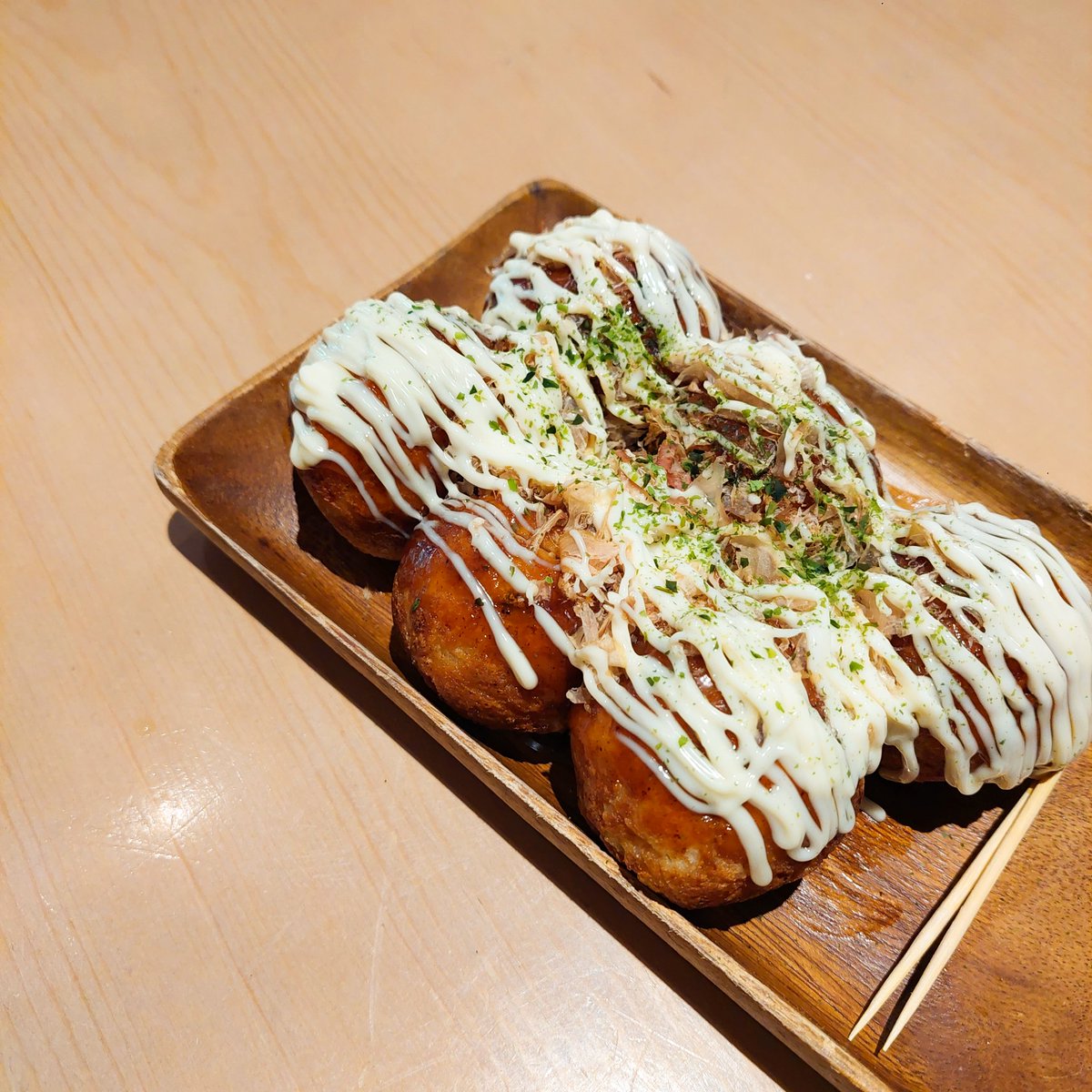 MukaPanda's tweet photo. Sekali2 posting jajanan yaa.. ini ramennya enak deh.. rasa kuahnya entah kenapa agak mirip indomi kari, tapi enaakk.. 
Aku lebih suka takoyakinya sih.. endul2.. luarnya crispy, dalemnya soft banget.. 🤤🤤🤤 (ngacai sambil ngetik) https://t.co/OORYRQIPQn