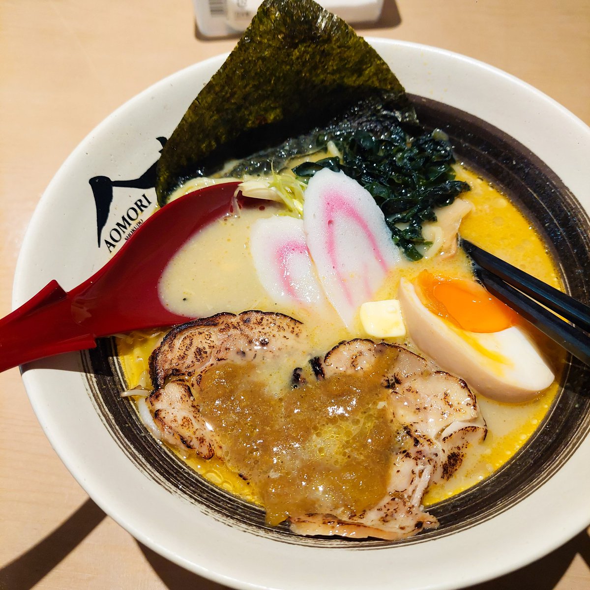 MukaPanda's tweet photo. Sekali2 posting jajanan yaa.. ini ramennya enak deh.. rasa kuahnya entah kenapa agak mirip indomi kari, tapi enaakk.. 
Aku lebih suka takoyakinya sih.. endul2.. luarnya crispy, dalemnya soft banget.. 🤤🤤🤤 (ngacai sambil ngetik) https://t.co/OORYRQIPQn