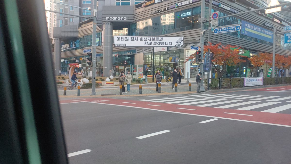 Kkokkomi1's tweet photo. 판교엄마들 용기. 
집회신청까지해서 지키고있어요.
왜냐 2찍들이 득달같이 민원신고 하더군요.
내일까지 꼭 지켜낼게요. 
판교 현대백화점 사거리입니다. 
많은 리트윗 부탁드립니다. https://t.co/tGYgv9peAs