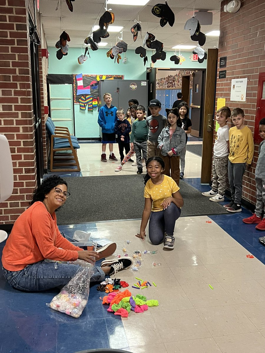 Celebrating our safe, respectful and responsible Tigers at Hatch this morning! <a href="/ms_pwinfield/">Ms. Winfield</a> #hatchtigers <a href="/OakPark97/">Oak Park District 97</a>