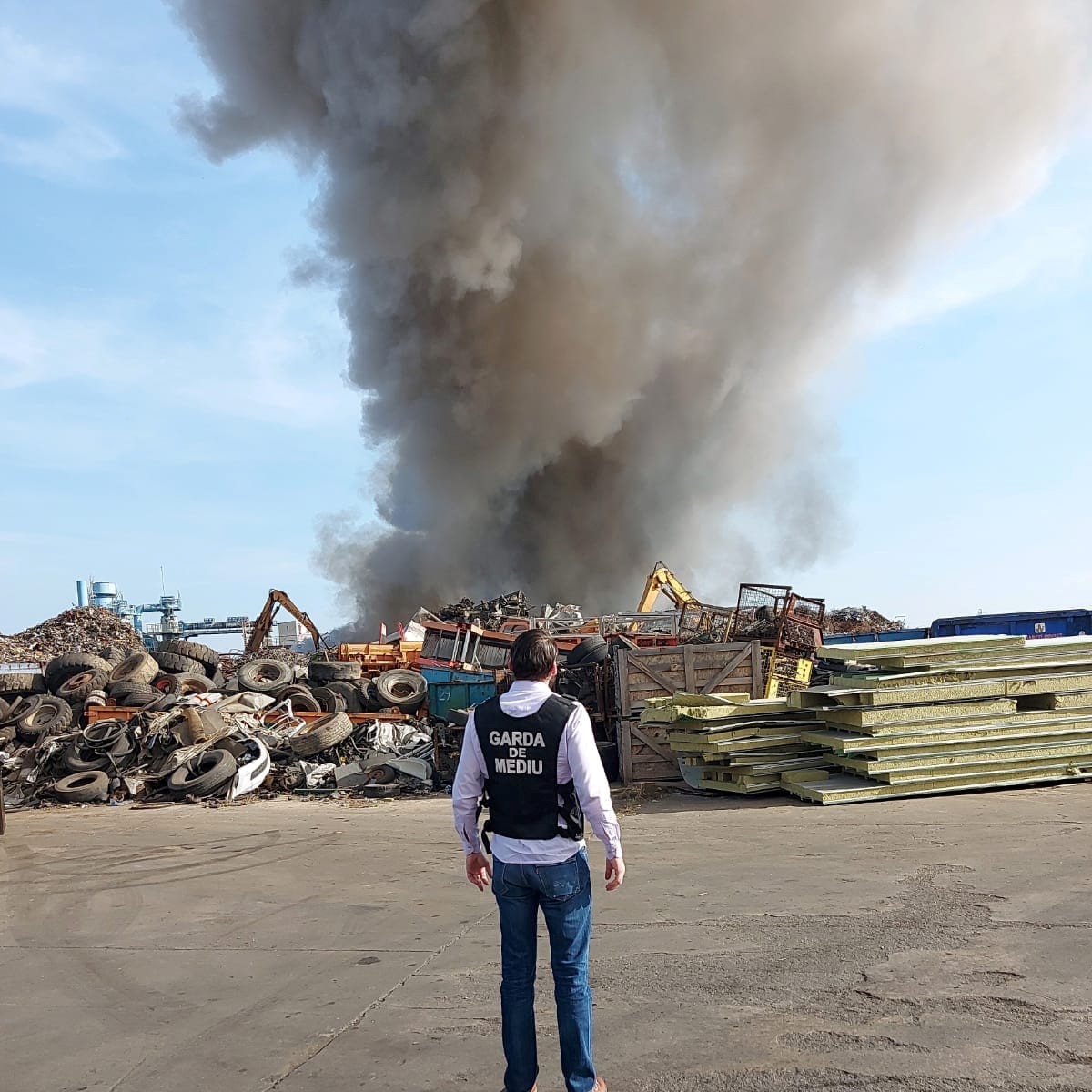 romanya_haber's tweet photo. Bükreş yakınlarındaki #Chitila’daki bir çöp geri dönüşüm merkezinde🔥yangın çıktı. Gökyüzüne yükselen koyu dumanlar 15 km öteden görülebiliyor. Yangınla ilgili #RoAlert uyarısı yayınlanırken itfaiye ekipleri yangını söndürmeye çalışıyor. #yangın #Incendiu https://t.co/LBmwnJ73yO