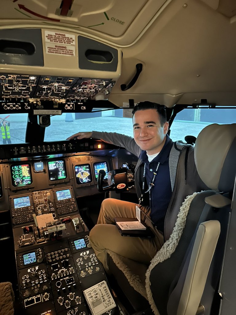 rmkvv's tweet photo. Passed LOE and officially an Airline Pilot 🥺❤️ https://t.co/NITGaYfLwy