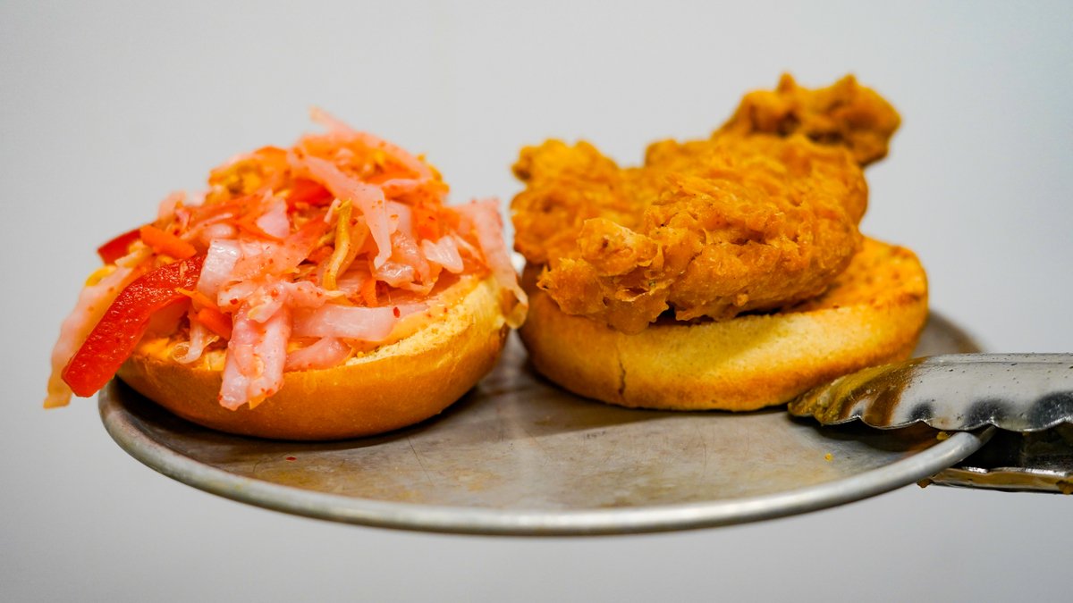 kitchendoorfood's tweet photo. The Korean Fried Chicken Sandwich 🤤
• with spicy sesame mayo and kimchi slaw on a brioche bun
Available on our Hot Lunch to go menu from 11am - 2pm
See you soon 😀
#Lunchtogo
The Food Shop | 110 Higney ave
902•832•5213 https://t.co/LyNCSomt2a
