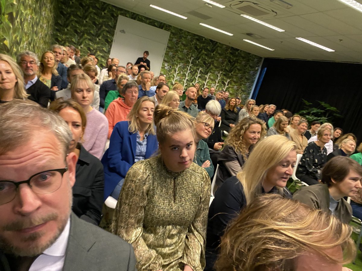wijndelts's tweet photo. Volle bak bij de genomineerden voor reportage van het jaar! #mid2022 https://t.co/ywtkK76VGX