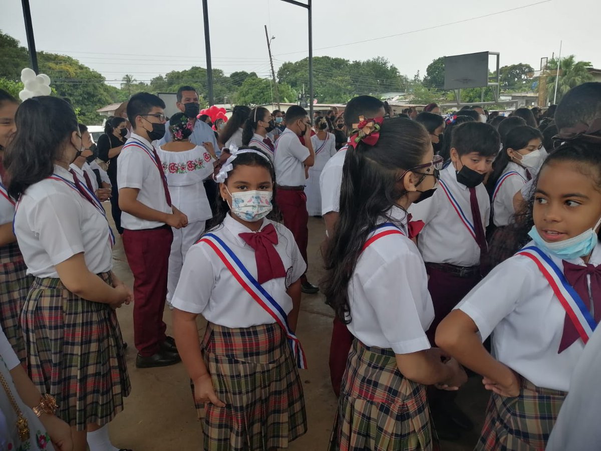 criticaenlinea's tweet photo. Niños cuadro de honor del V grado de la escuela básica General Evelio Carrizo, de los Llano Bonito, en Chitré, esperan que inicie el acto protocolar por el Día de los Símbolos Patrios. https://t.co/wGxsNynhpD