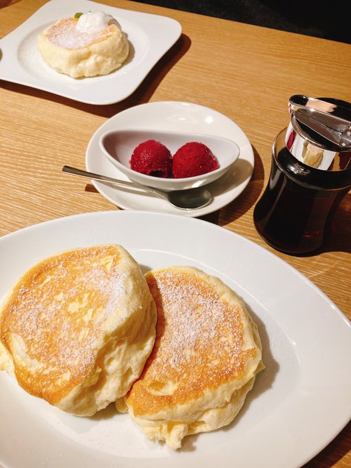 パンケーキ飲みたい欲が高まってめちゃくちゃ調べたら近場にあって最高〜!スカイ○ークやばすぎん…?これが1000円しないの…?ガレットまであるの嬉しすぎる…めっちゃおいしかった… 