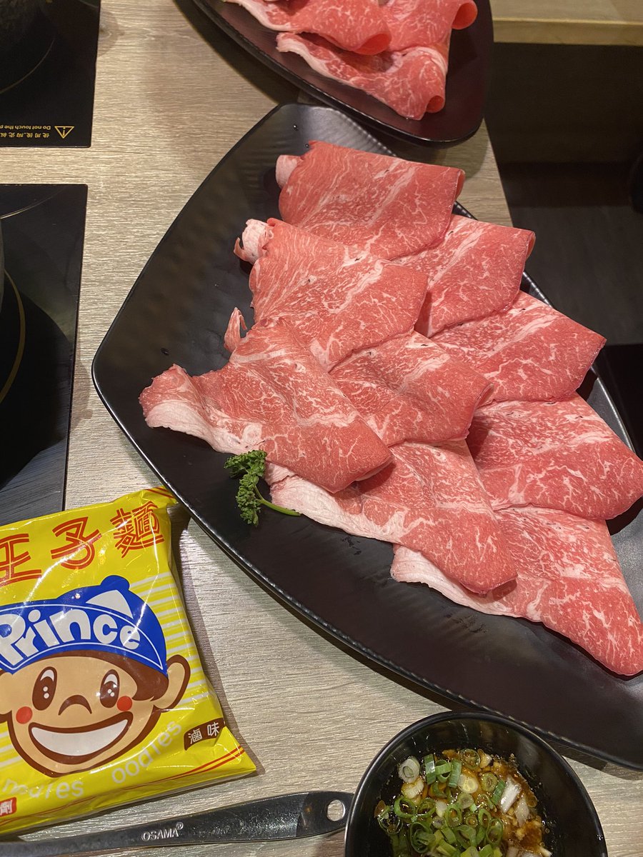 跟朋友去吃築間,量真的好多我吃不完(我點最小的)
不過還是把肉給吃完了,冰淇淋也是一定不能不吃🤣 