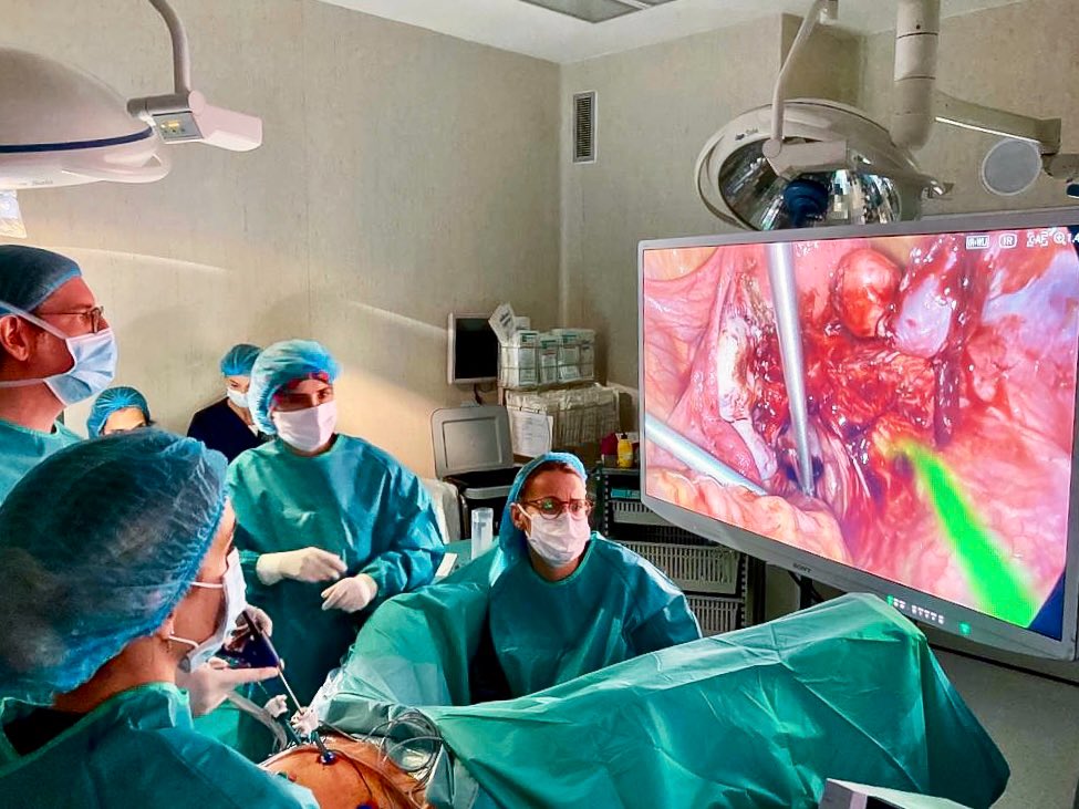 apozo_surgical's tweet photo. International #MedicalExpertTraining in Advanced Treatment of Deep Infiltrating Endometriosis in @DexeusMujer w/ @Pere_N_Barri @nuria_barbany @T_Lequerica using new #ViseraEliteIII with IR #ICG for ureter identification #gynsurgery Thanks all the team involved! #OlympusContinuum https://t.co/495D9t4UxZ
