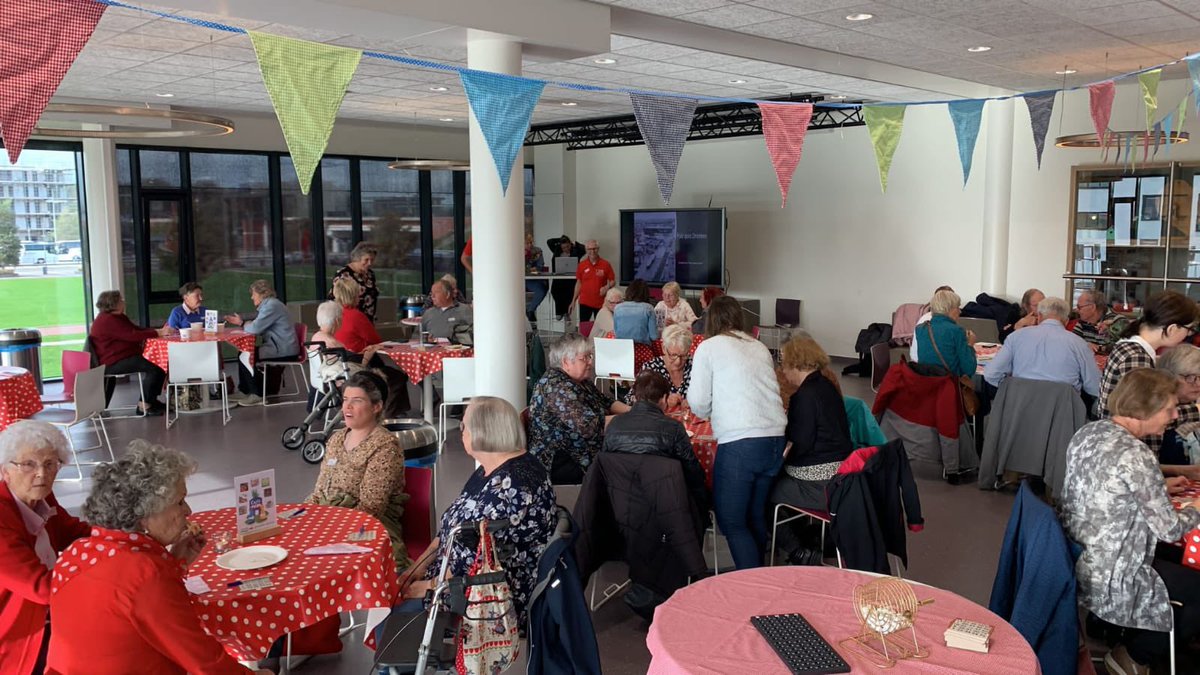 De high tea in het Perron in <a href="/VolgDronten/">Gemeente Dronten</a> wordt verzorgd door de geweldige leerlingen. <a href="/vraagelkaar/">vraagelkaar</a> verbindt de deelnemers aan buurtgenoten die écht bij ze passen om samen te wandelen, fietsen, gezellig iets te drinken.