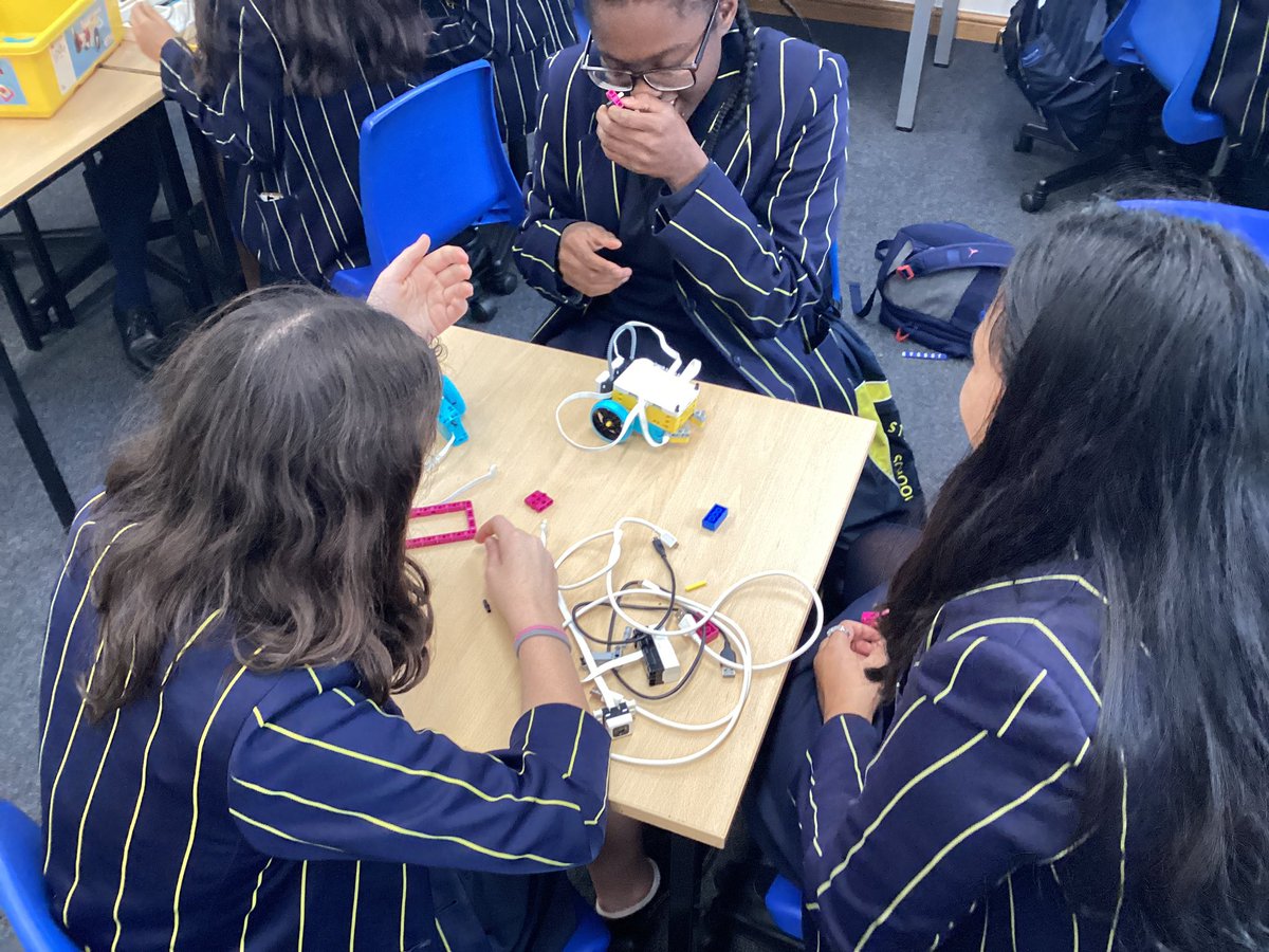 STAHSCS's tweet photo. Year 9 Computer Science students using the Lego SpikePrime in our updated Programming unit! #legoeducation #LEGO #STAHS @STAHS https://t.co/QOQwU9yZvO