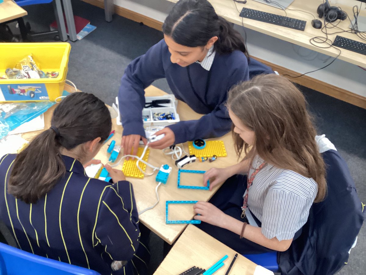 STAHSCS's tweet photo. Year 9 Computer Science students using the Lego SpikePrime in our updated Programming unit! #legoeducation #LEGO #STAHS @STAHS https://t.co/QOQwU9yZvO