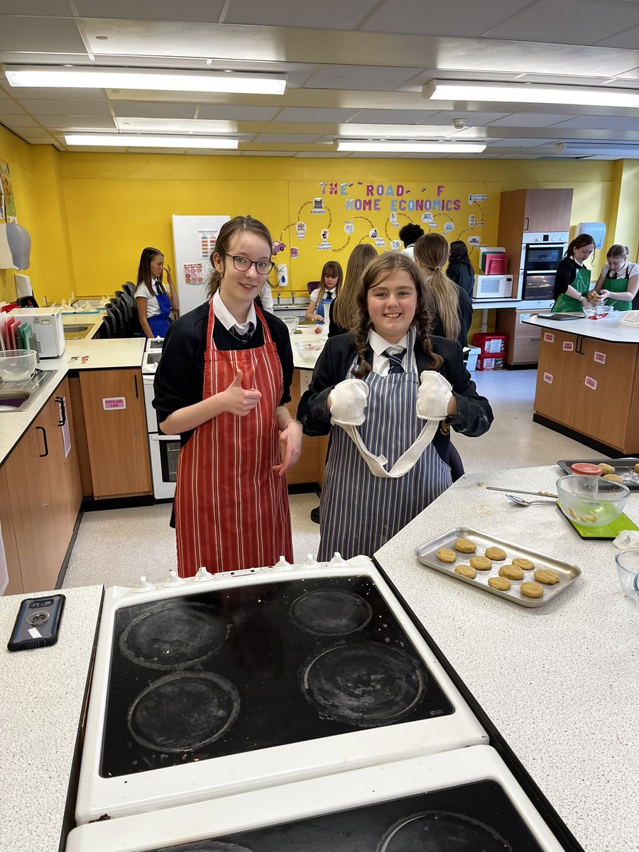 FridaySahs's tweet photo. Spider cookies at baking club this way 🍪👨‍🍳 https://t.co/5EMD5xvZVM