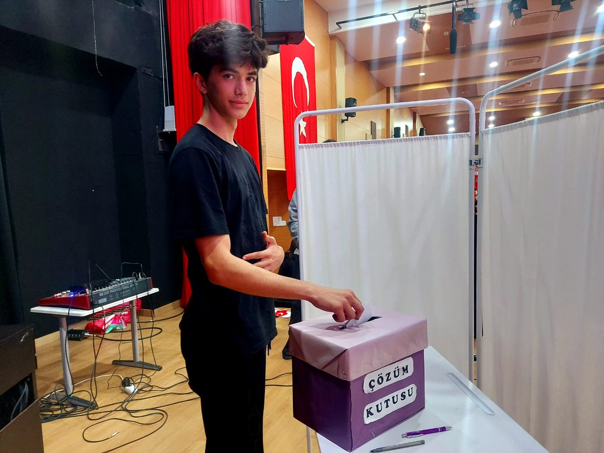 UONarlidere's tweet photo. 2022-2023 Eğitim-Öğretim yılı U-Tiger Club Başkanlığı seçimi için öğrencilerimiz oylarını kullandılar. Sonucu heyecanla bekliyoruz.💜 🐯 
#UğurluOlmak #utiger https://t.co/Yu5e2x21OY