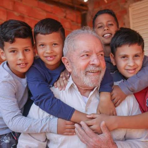 choquei's tweet photo. 🚨POLÍTICA: Auxílio Brasil voltará a ser chamado de Bolsa Família em governo Lula e exigirá matrícula na escola, além da vacinação das crianças com pais beneficiados. https://t.co/sNdM6YlHo9