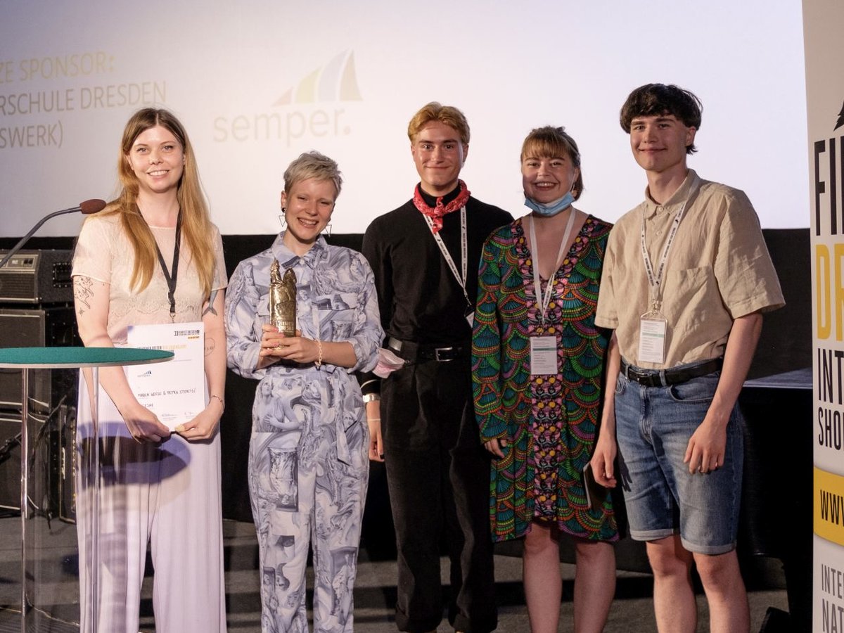FilmfestDresden's tweet photo. Wir suchen junge Filmfans, die Lust haben Teil unseres #ffdd23 zu sein!
🎬 Das Junge Kuratorium sucht Kinder und Jugendliche (5 bis 18 Jahre): Bewerbung bis 16.12.
🏆 Die Jugendjury sucht Jugendliche (16 bis 21 Jahre): Bewerbung bis 20.1.
Alle Infos: https://t.co/EBa7p05KlB https://t.co/ccSGg5rW13