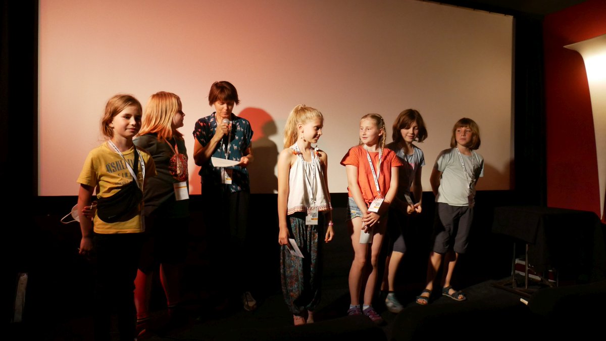 FilmfestDresden's tweet photo. Wir suchen junge Filmfans, die Lust haben Teil unseres #ffdd23 zu sein!
🎬 Das Junge Kuratorium sucht Kinder und Jugendliche (5 bis 18 Jahre): Bewerbung bis 16.12.
🏆 Die Jugendjury sucht Jugendliche (16 bis 21 Jahre): Bewerbung bis 20.1.
Alle Infos: https://t.co/EBa7p05KlB https://t.co/ccSGg5rW13