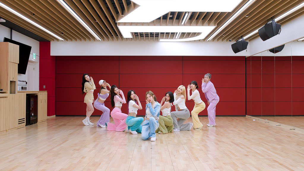 itsminaya's tweet photo. #MAMAVOTE #twice https://t.co/NevN2kzxtf